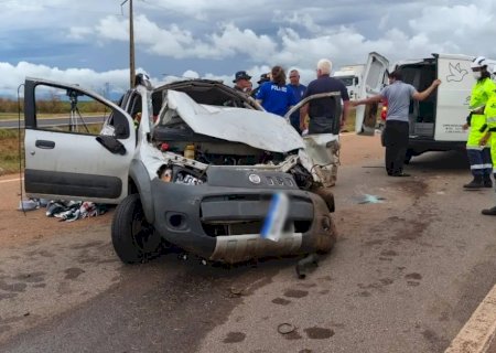 Casal do MS morre após carro capotar e atravessar canteiro central na BR-163