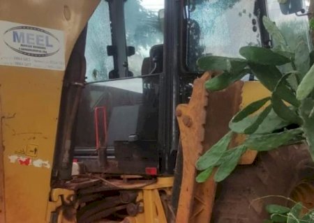 Operador de máquina é executado em obra de saneamento