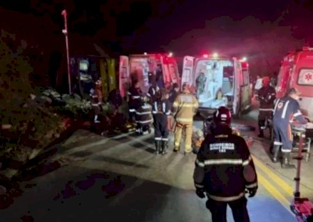 Ônibus de turismo tomba na BR-251 e deixa cinco mortos, incluindo um bebê