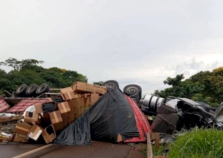 Casal e filho morrem em acidente envolvendo carro e caminhão