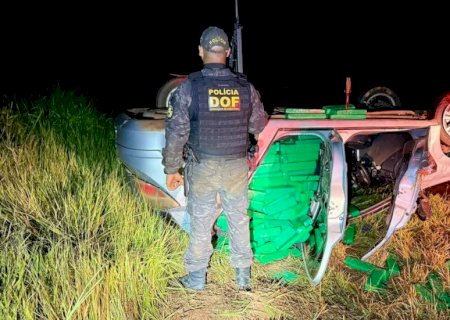 Motorista tenta fugir, capota veículo e é preso pelo DOF com mais de uma tonelada de drogas