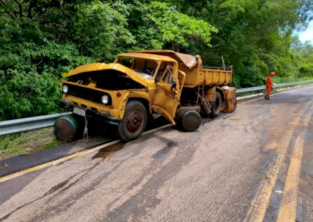 Caminhão com carga de diesel se envolve em acidente na Serra da Alegria e deixa duas vítimas