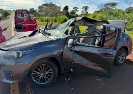 Colisão entre carro e carreta deixa três feridos na BR-267, em Bataguassu