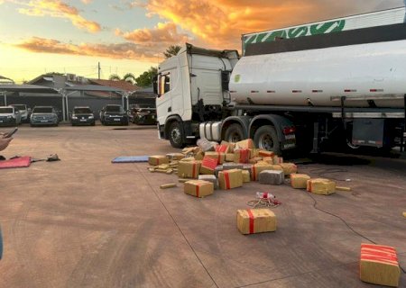 Polícia Federal apreende carreta com cerca de 8 toneladas de drogas, arma e munições no MS