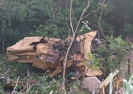 Caminhão com colheitadeira cai na Serra e deixa dois mortos no MS
