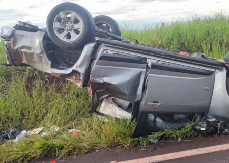Capotamento deixa dois feridas da mesma família na MS-040