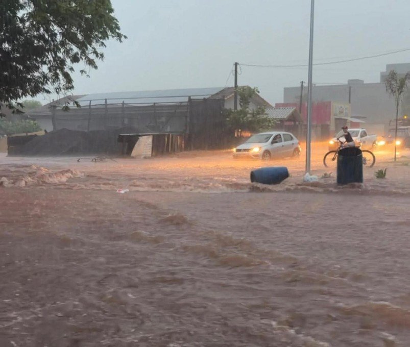 Chuva forte alaga ruas, destelhou casas e derrubou árvores em cidade no MS