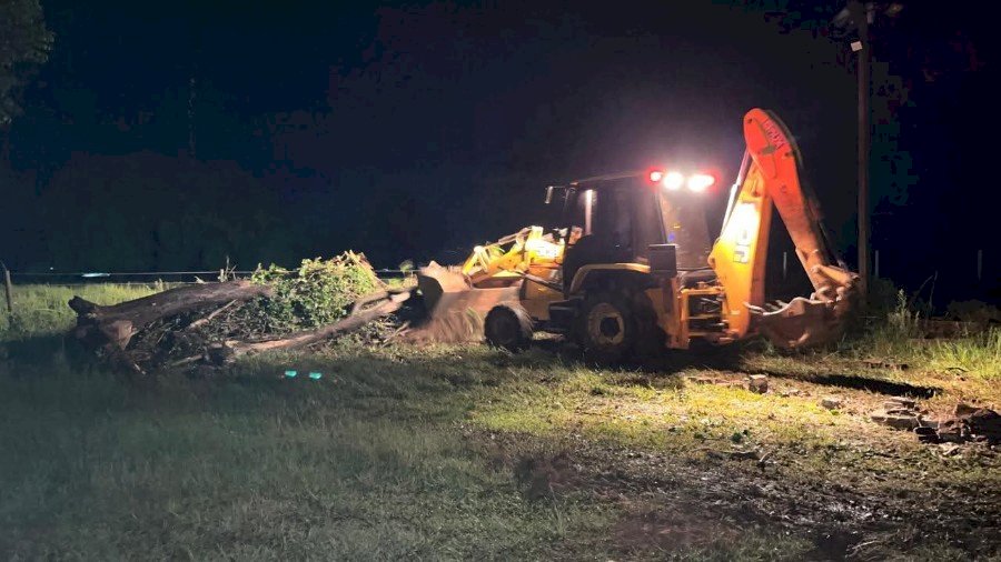 Chuva forte alaga ruas, destelhou casas e derrubou árvores em cidade no MS