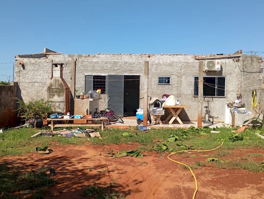 Chuva forte alaga ruas, destelhou casas e derrubou árvores em cidade no MS