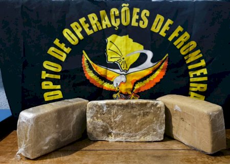 DOF prende mulher com pasta base de cocaína presa ao corpo