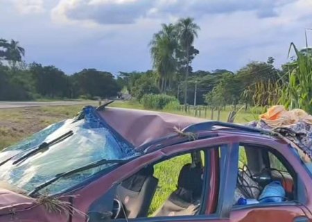 Deodápolis - Um veículo com cinco ocupantes capotou às margens da BR-376