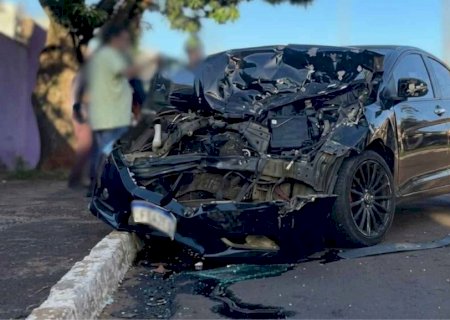 Motorista embriagado, é preso ao colidir veículo em viatura