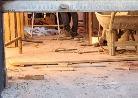 Homem de 70 anos cai de andaime e morre ao reformar casa da filha