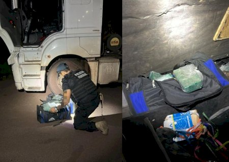 Caminhoneiro é preso com mais de 60 kg de cocaína escondida em carga de minério em MS