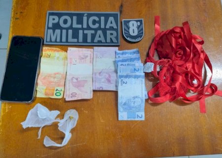 Polícia Militar prende mulher por tráfico de drogas, desacato e resistência e homem é preso após assumir propriedade de entorpecente em