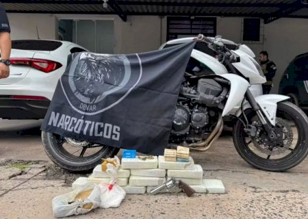 Polícia apreende 15 kg de cocaína, arma e R$ 23 mil em espécie