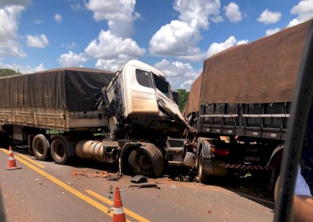 Deodápolis - Carretas colidem de frente na BR-376