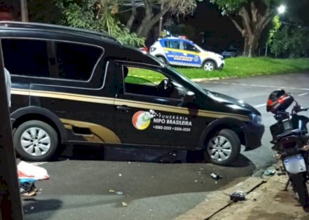 Motociclista morre após perder controle e bater em poste de energia