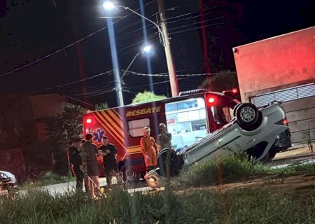 Ivinhema - Motorista capota carro após colidir em outros dois veículos no bairro dos funcionários públicos