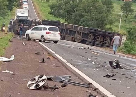 Colisão entre carreta frigorífica e carro de passeio deixa vários danos na MS-134
