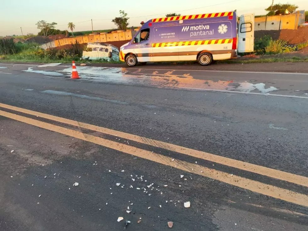 Casal morre em colisão entre Kombi e carreta na rodovia BR-163