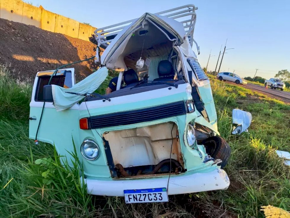 Casal morre em colisão entre Kombi e carreta na rodovia BR-163