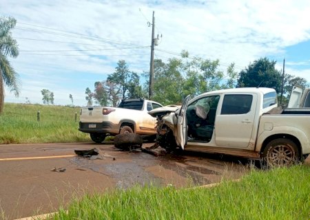 Angélica - Acidente envolvendo caminhonete e uma carreta foi registrado na MS-145, em Ipezal