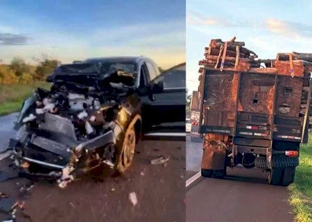 Motorista fica preso às ferragens após colidir na traseira de caminhão na BR-060
