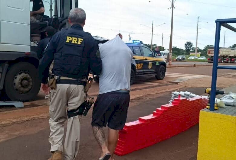 Carreta carregada com drogas e interceptada no anel viário de Dourados
