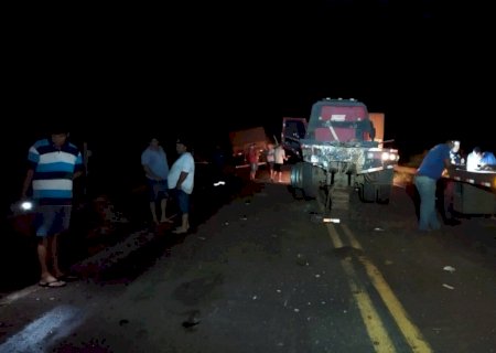 Acidente envolvendo três caminhões fecha MS-276 por mais de quatro horas