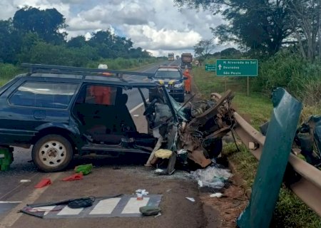 Capô abre e idoso bate carro de frente com caminhão na BR-163