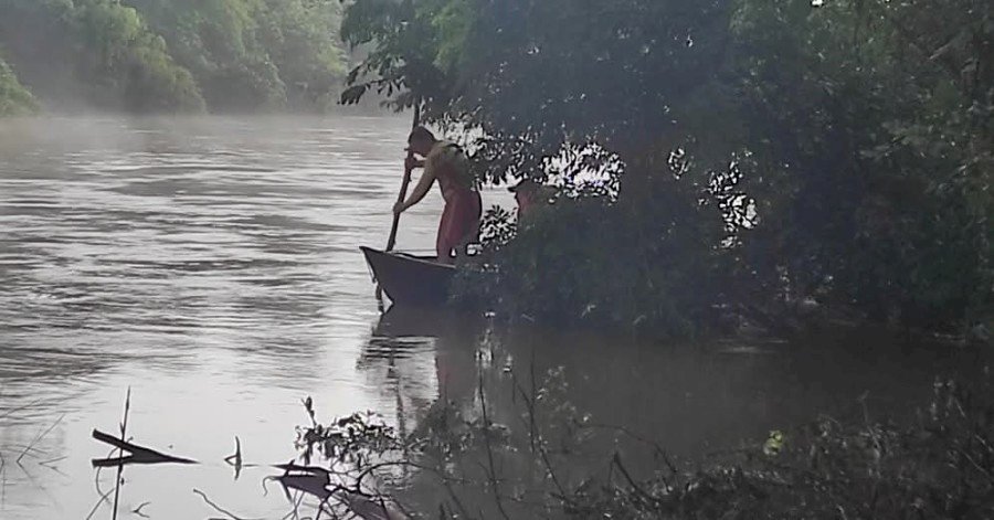 Após horas de buscas, caminhão é retirado do Rio Vacaria na BR-163 com corpo de motorista na cabine
