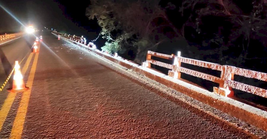 Após horas de buscas, caminhão é retirado do Rio Vacaria na BR-163 com corpo de motorista na cabine