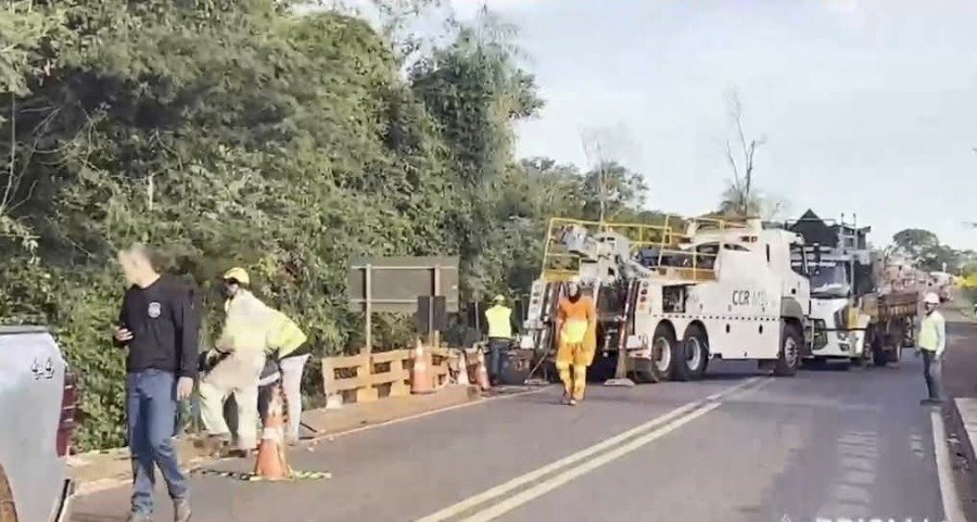 Após horas de buscas, caminhão é retirado do Rio Vacaria na BR-163 com corpo de motorista na cabine