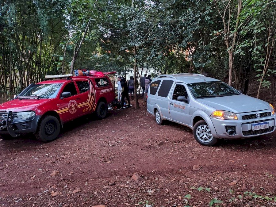 Após horas de buscas, caminhão é retirado do Rio Vacaria na BR-163 com corpo de motorista na cabine