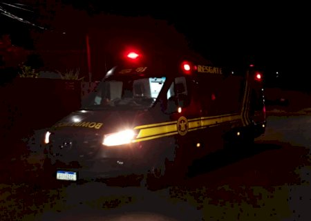 Acidente entre carro e moto deixa três vítimas, uma delas grávida, em Ivinhema