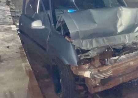 Celta colide violentamente na traseira de caminhão estacionado e motorista morre em Nova Andradina