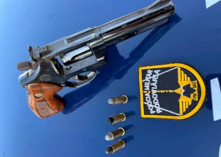 PMR localiza arma de fogo em área rural, e conduz homem para delegacia por porte ilegal