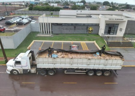 DOF apreende carreta com 35 mil pacotes de cigarros contrabandeados em Fátima do Sul