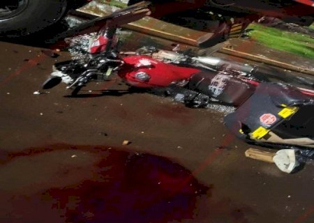 Jovem de 25 anos de idade morre após colidir motocicleta em caminhão parado