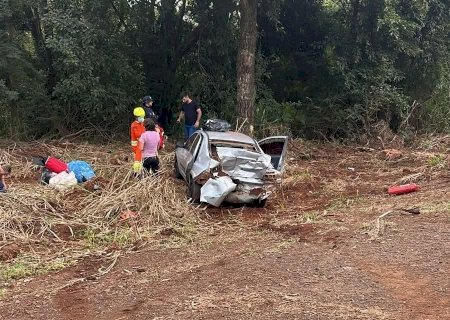 Acidente entre carro e caminhonete na BR - 163