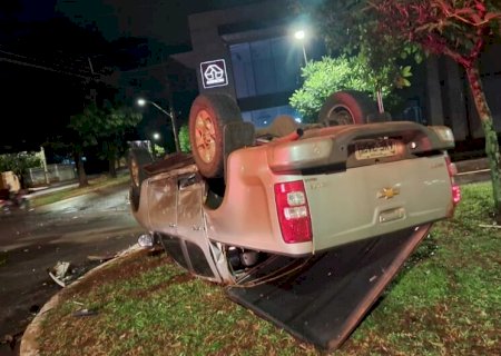 Caminhonete capota após acidente entre dois veículos em Dourados