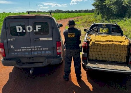 Quase uma 1 tonelada de maconha é encontrada em pickup abandonada