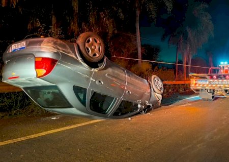 Motorista perde controle ao desviar de ciclista e capota carro na BR-376