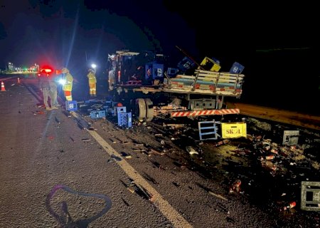 Carreta atinge caminhão e tomba na BR-163 em Rio Brilhante