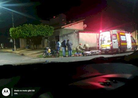 Colisão entre duas motocicletas deixa mulher ferida no bairro Solar do Vale, em Ivinhema