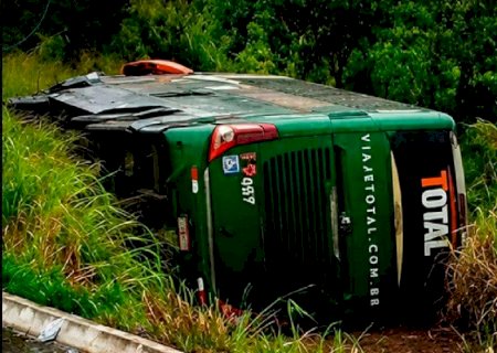 Tragédia na BR-060: colisão entre ônibus e carro deixa dois mortos e 13 feridos