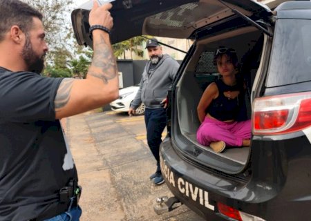 Suspeita de incêndio que matou homem em banheiro é presa escondida em matagal