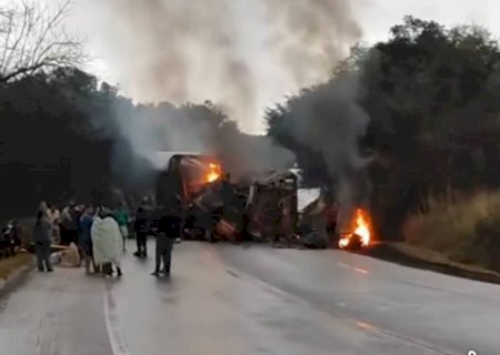 Grave acidente na BR-251 deixa oito mortos após colisão entre carreta, ônibus e veículo no Norte de Minas