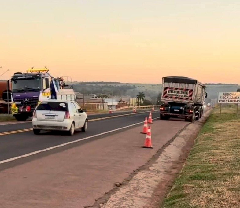 Motorista fica preso às ferragens após grave acidente entre carro e carreta na BR-163